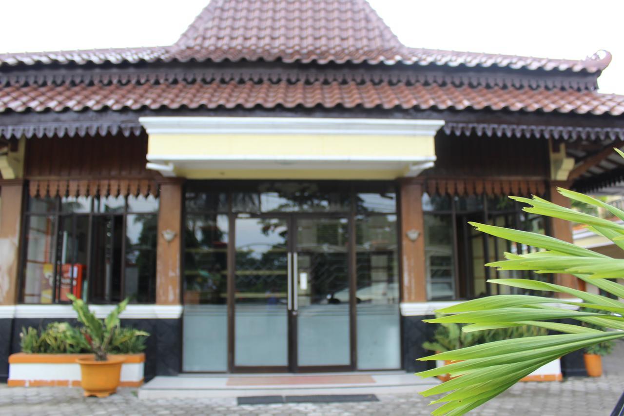 Отель Simpang Tujuh Cepu Экстерьер фото