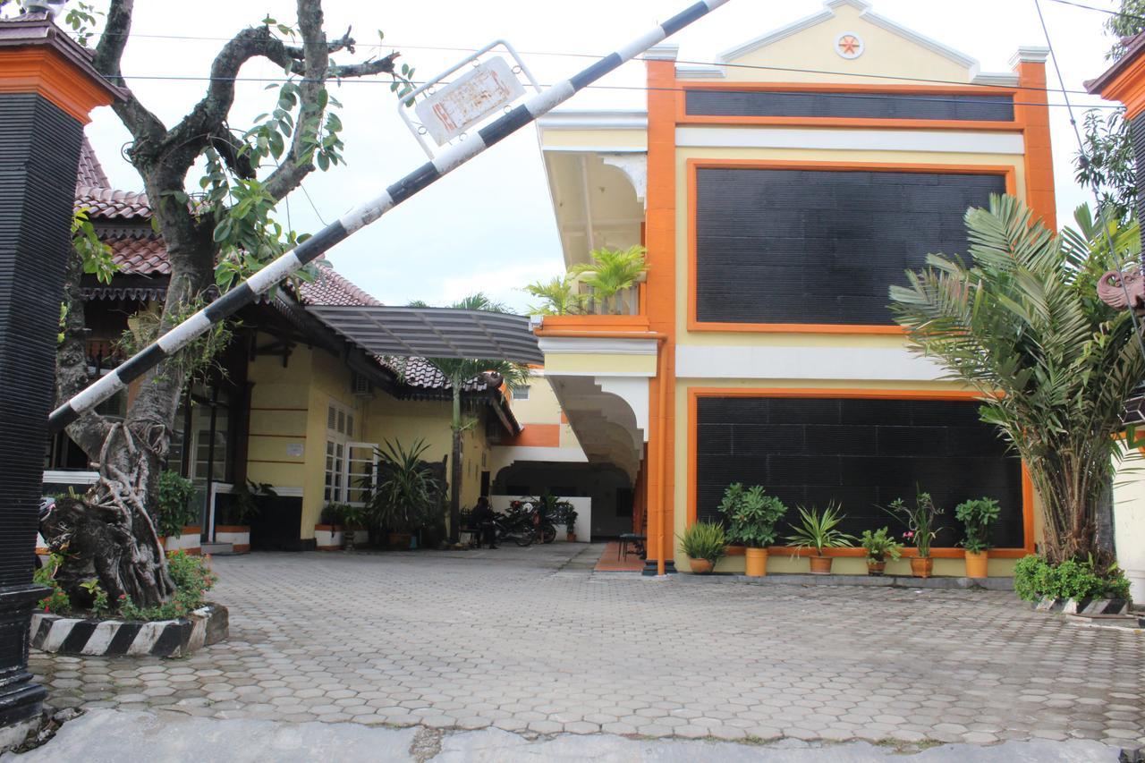 Отель Simpang Tujuh Cepu Экстерьер фото