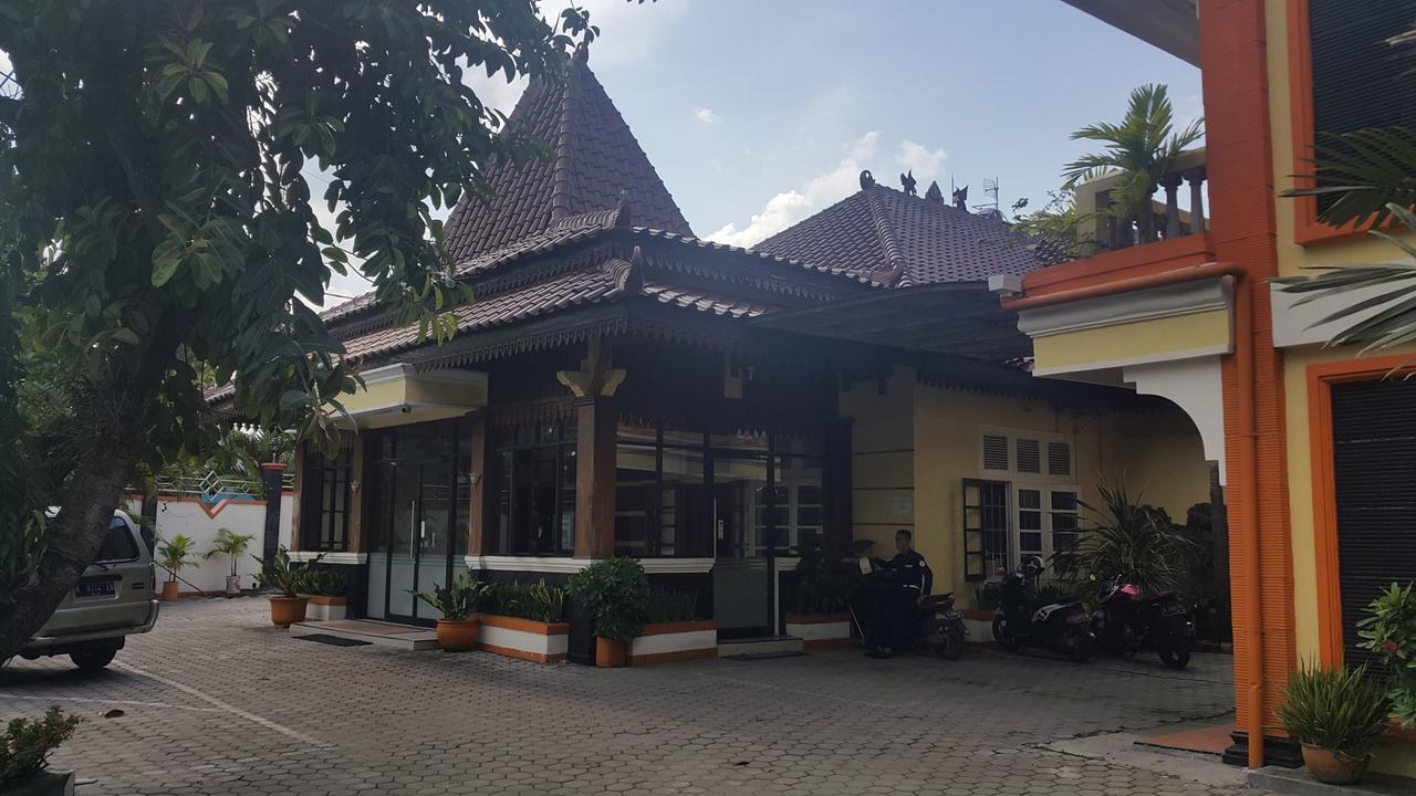 Отель Simpang Tujuh Cepu Экстерьер фото