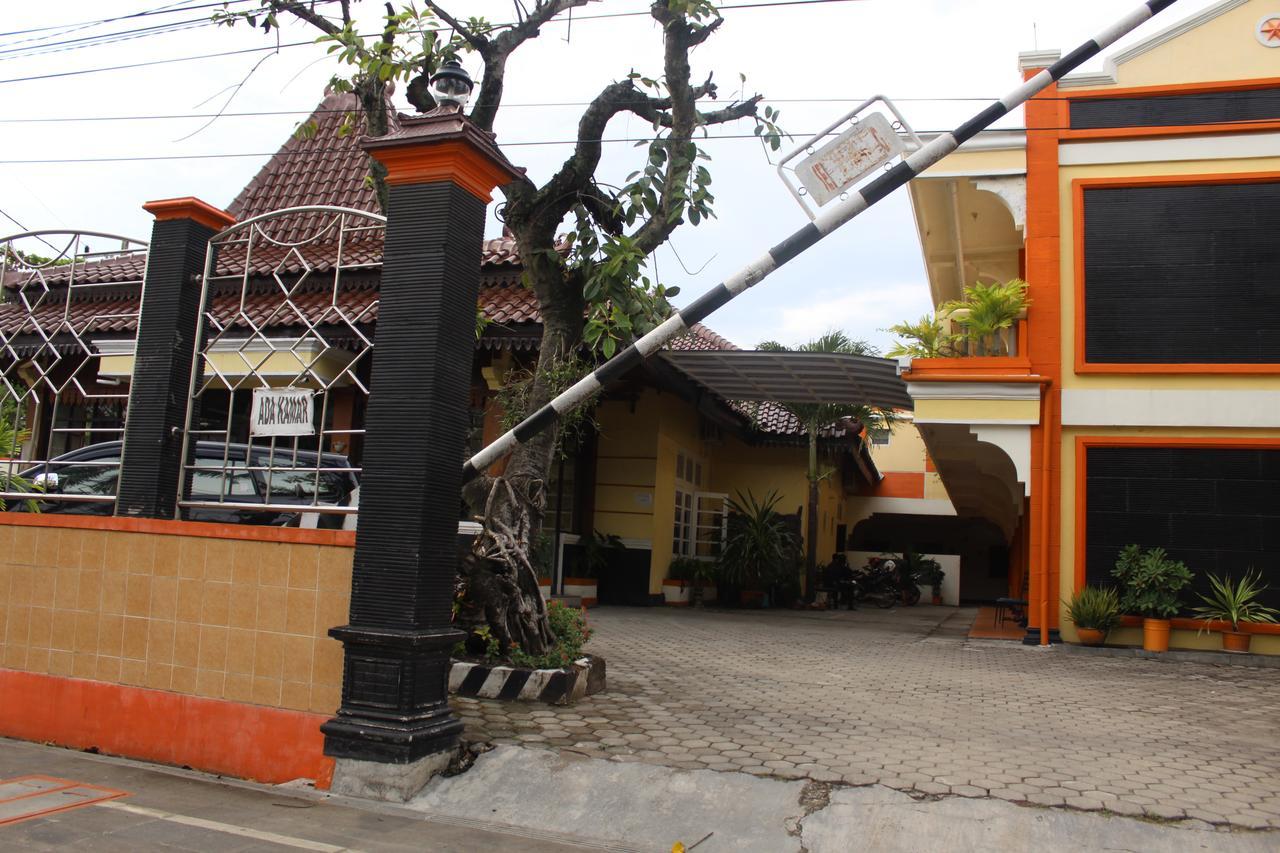 Отель Simpang Tujuh Cepu Экстерьер фото