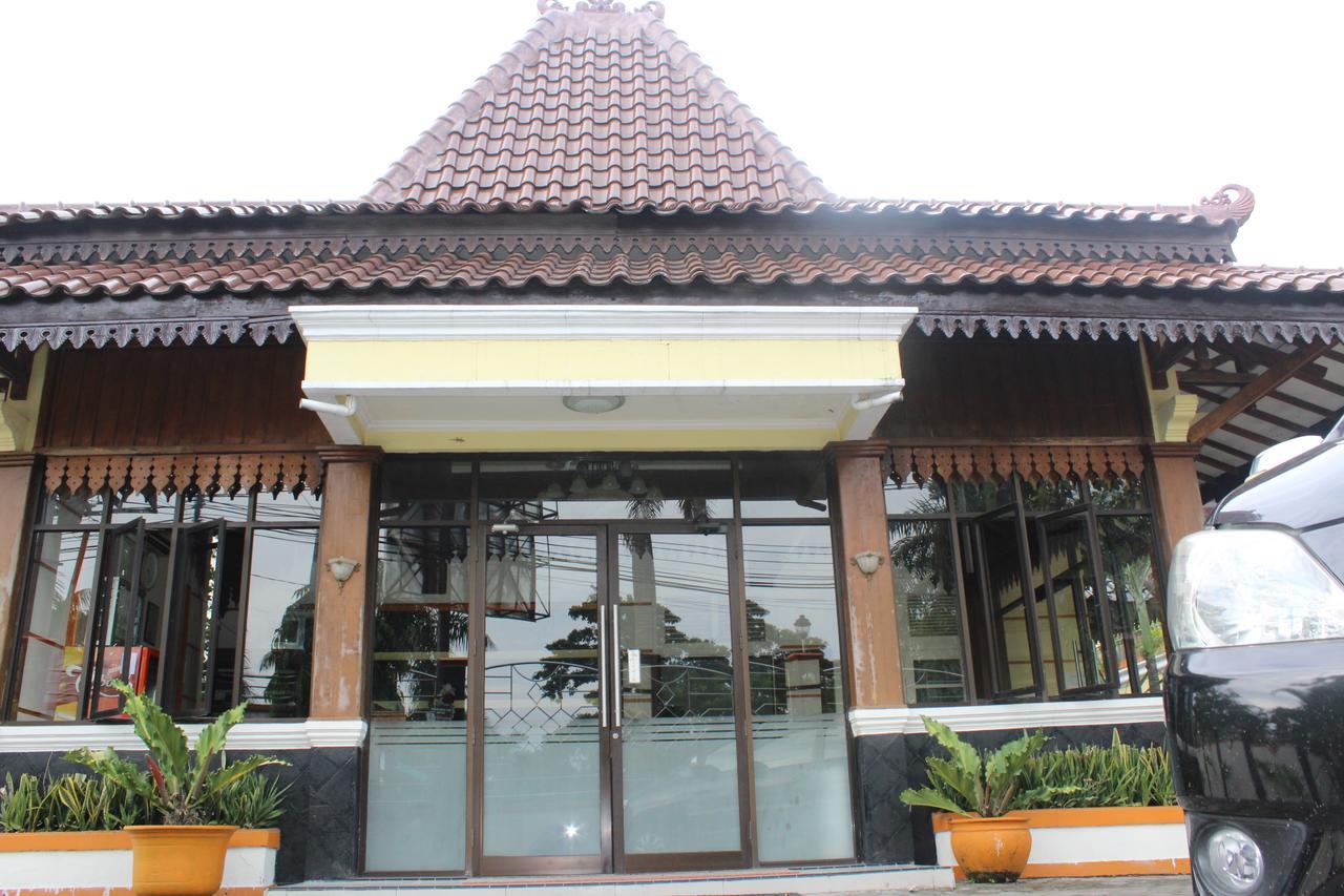Отель Simpang Tujuh Cepu Экстерьер фото
